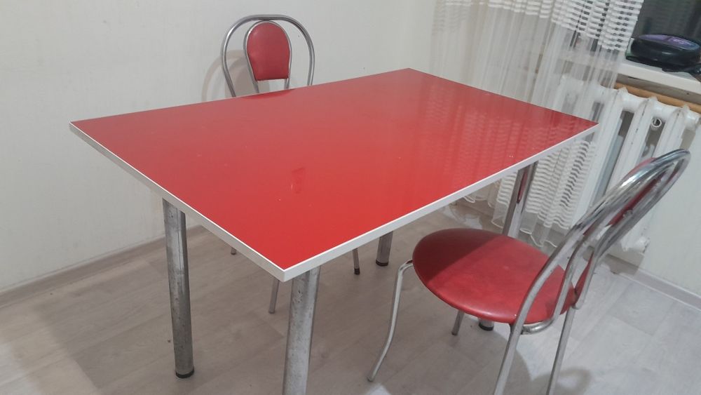 Стол стулья для кухнии