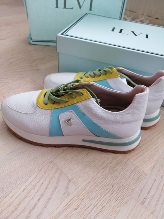 Кроссовки женские