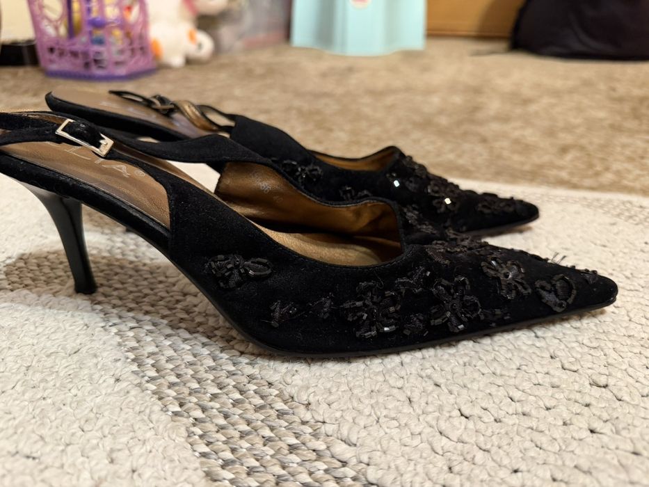 Черни велурени токчета