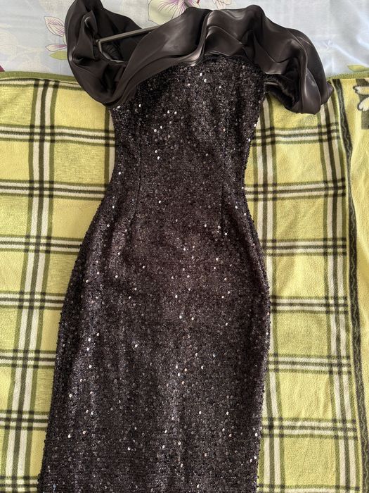 Вечернее платье с открытым плечом