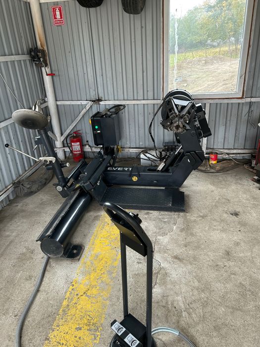 Mașina dejantat roți camioane - tractoare.