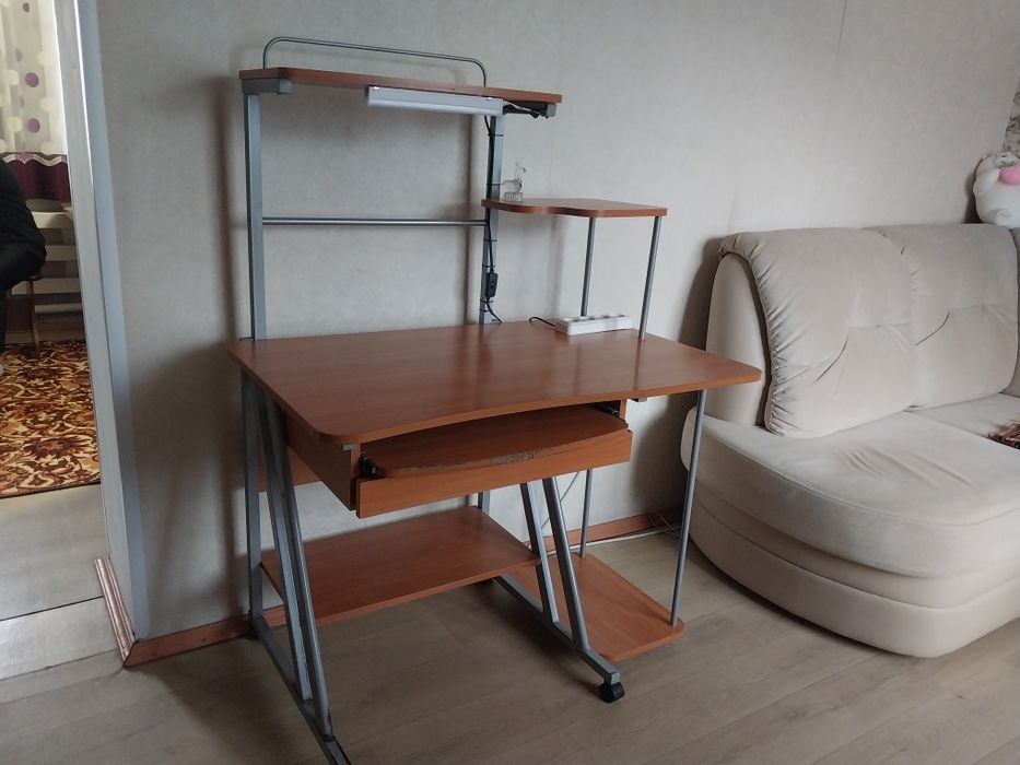 Продам спальный гарнитур, стол компьютерный