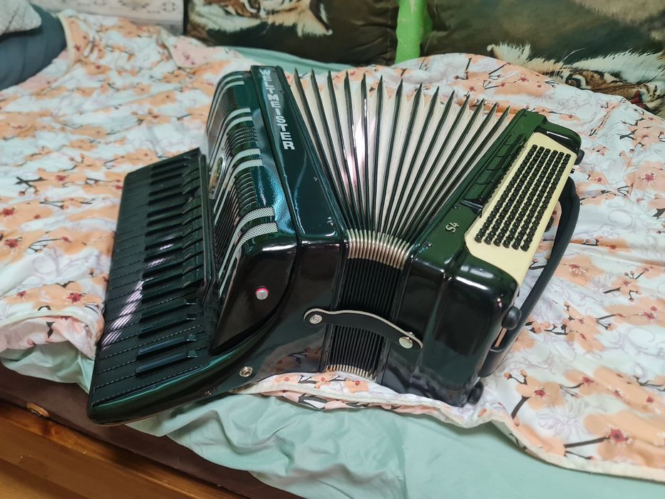 продавам спешно акордеон  S4  перфектен