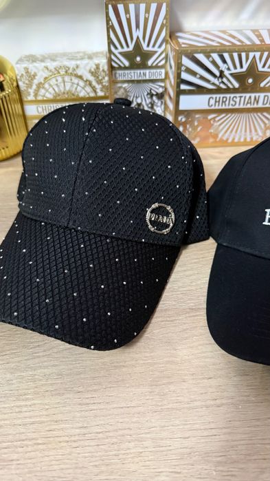 Шапки черни и розова