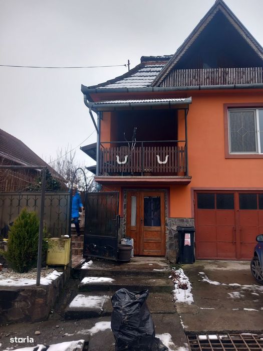 Casa cu etaj,cu garaj, mobilată, utilată, imediat ocupabila Campenita