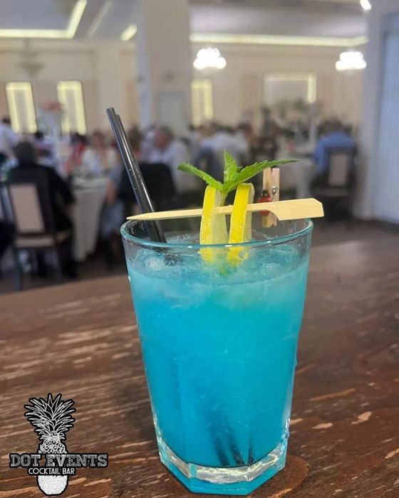 Bar mobil pentru nunți, botezuri și petreceri – barmani + pahare