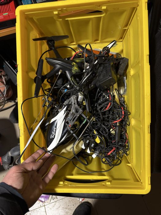 Elicopter drona baterii