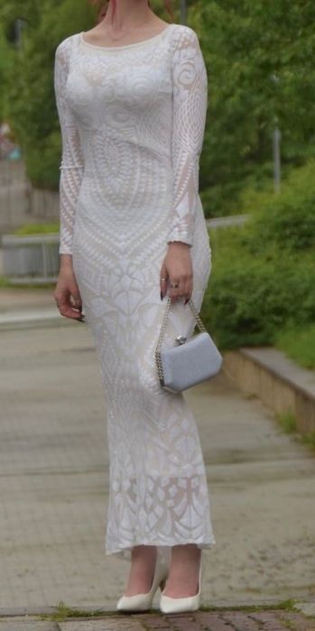 Дълга бяла рокля по тяло