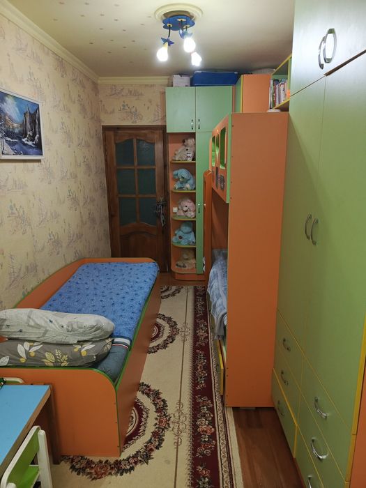 Детская мебель, на 3 спальных мест, писменный стол, шкафы