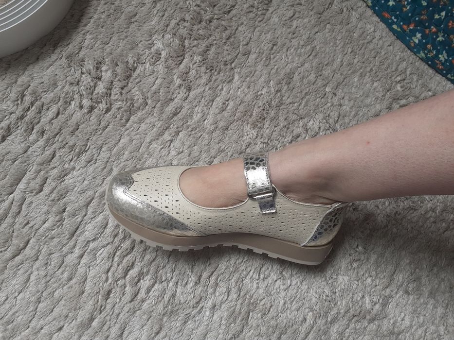 Продам кроссовки женские