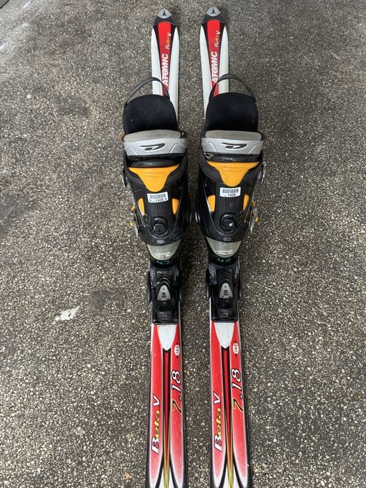 Vând set schiuri si clapari