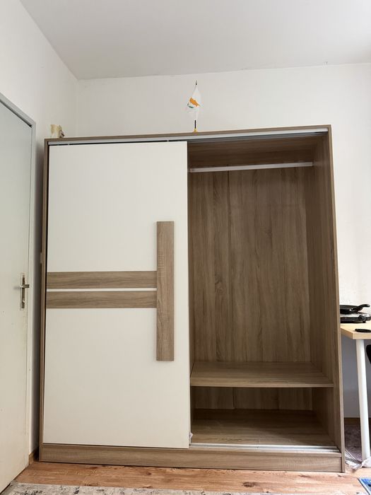 Продавам гардероб-Студентски Град