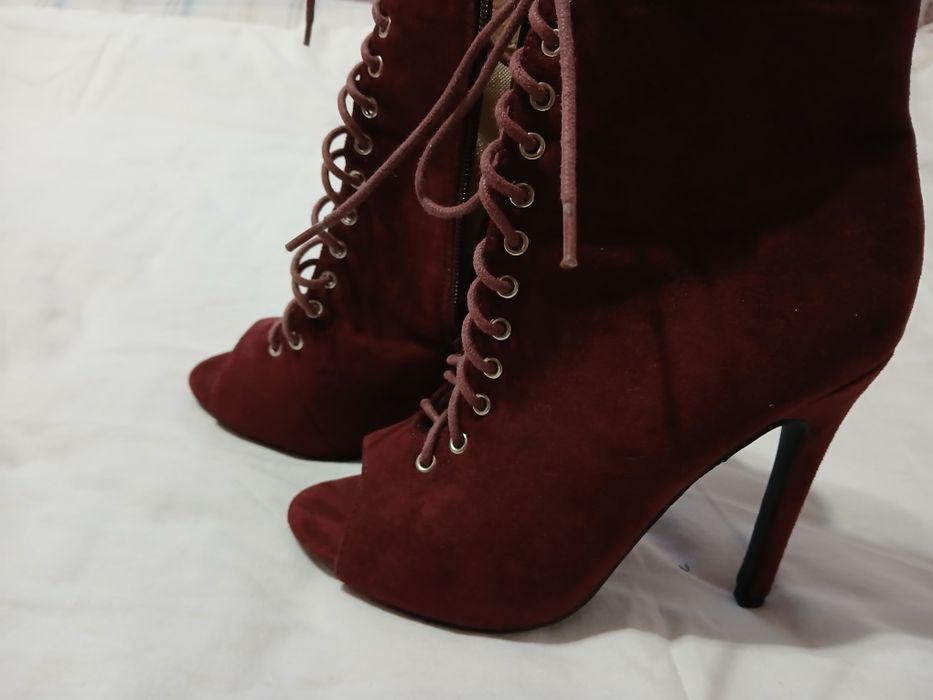 Botine decupate la vârf,vișinii, cu șiret și fermoar