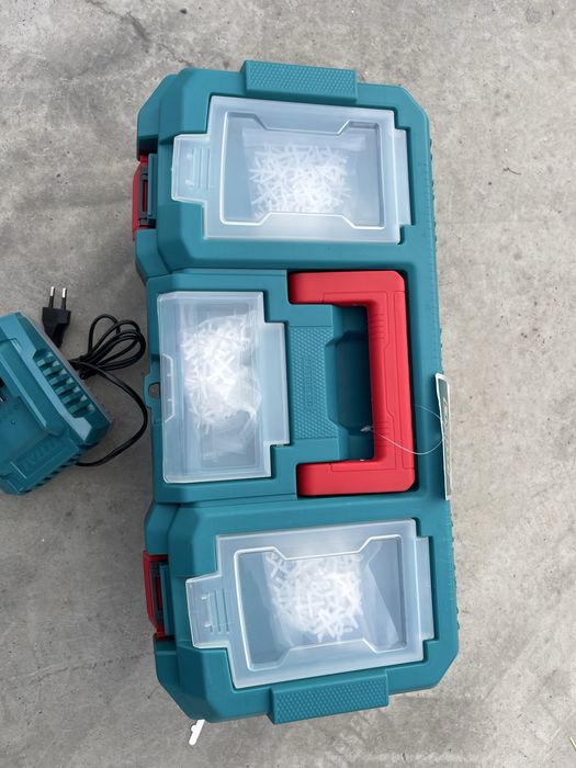 Ventuza pe acumulator pentru gresie Total pe acumulator, vibrator