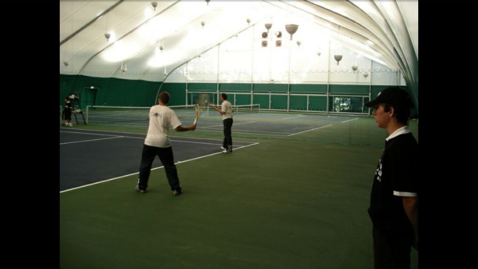 Ангар для футбола или тенниса.