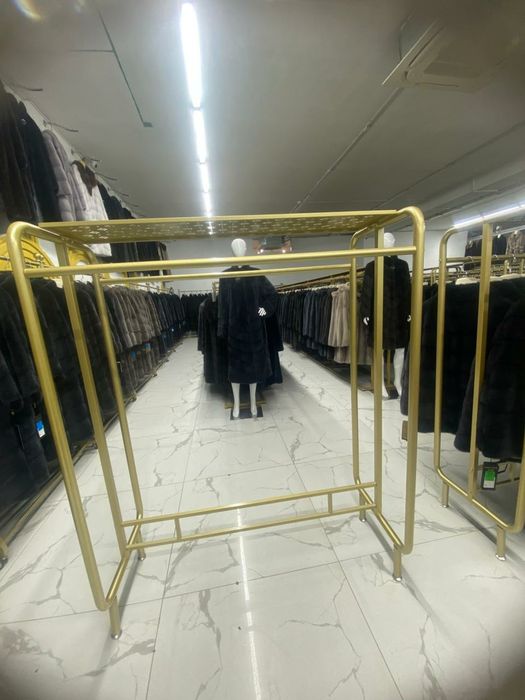 Продам манекен и вешалки.