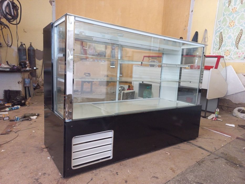 Tort xaladilnik .vitrina