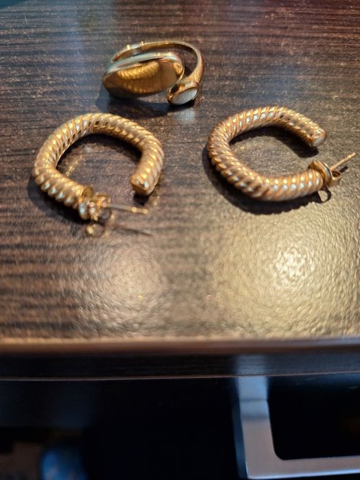 Продавам комплект от стомана пръстен и обеци