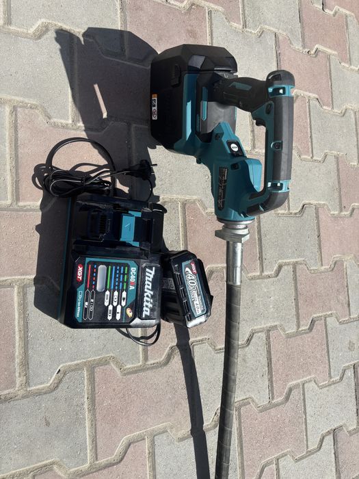 Vibrator beton makita VR004G