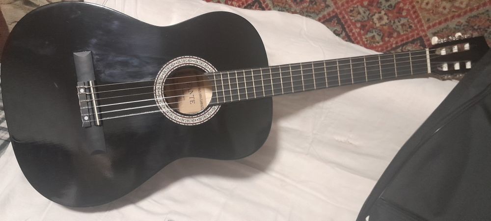 Продам гитару новую