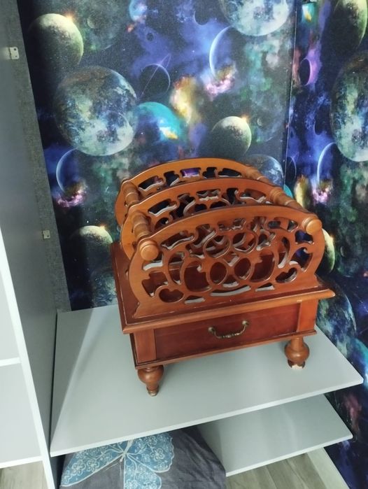 Продам стеллаж, тумбочку и газетницу!