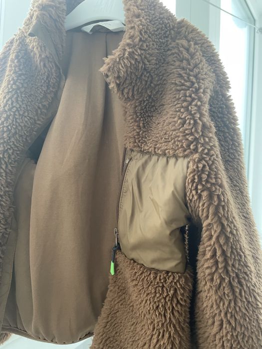 Vând pachet cu trei perechi de pantaloni și hăinuță pufoasă!