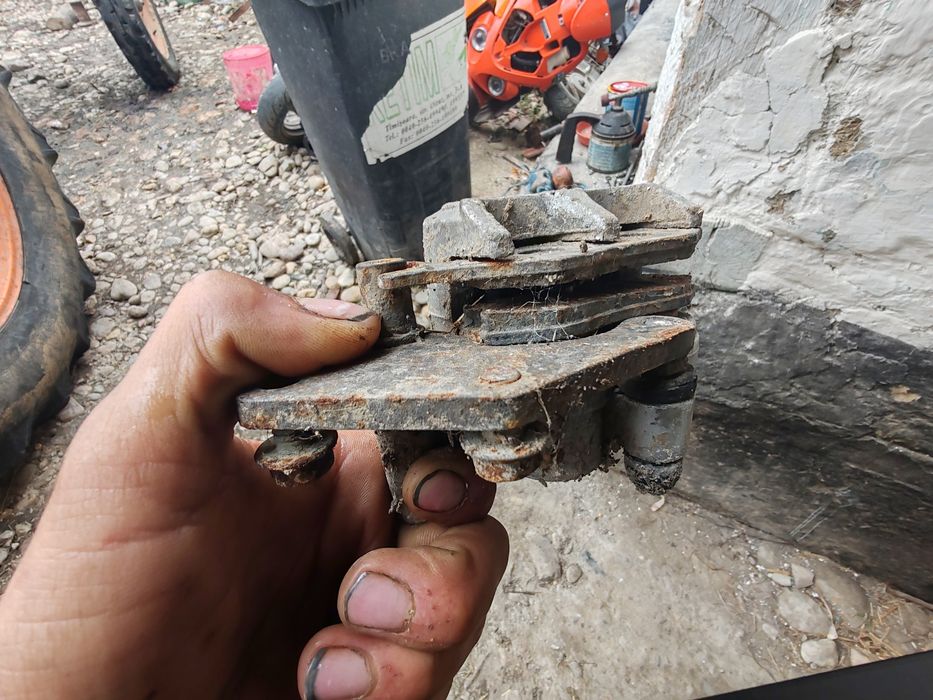 Am un piston frana .doua motoare unu de Aprilia 49.si celălalt de 49 .