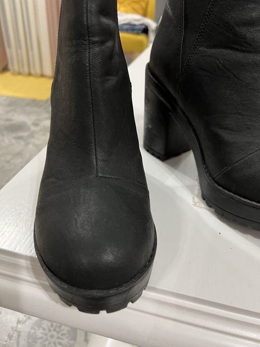 Високи черни боти