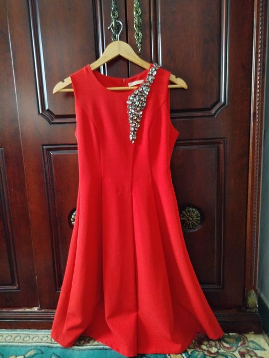 Красное шикарное платье