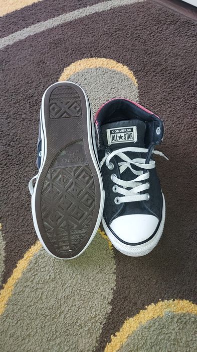 Vând papuci Converse