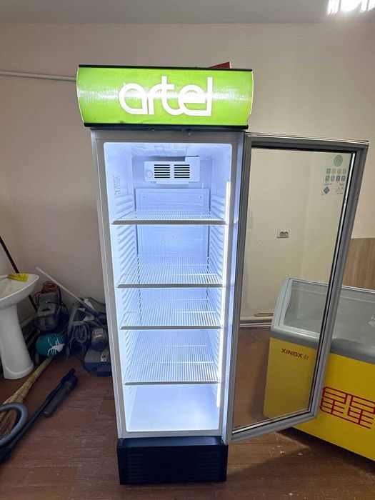 Витринный холодильник Artel