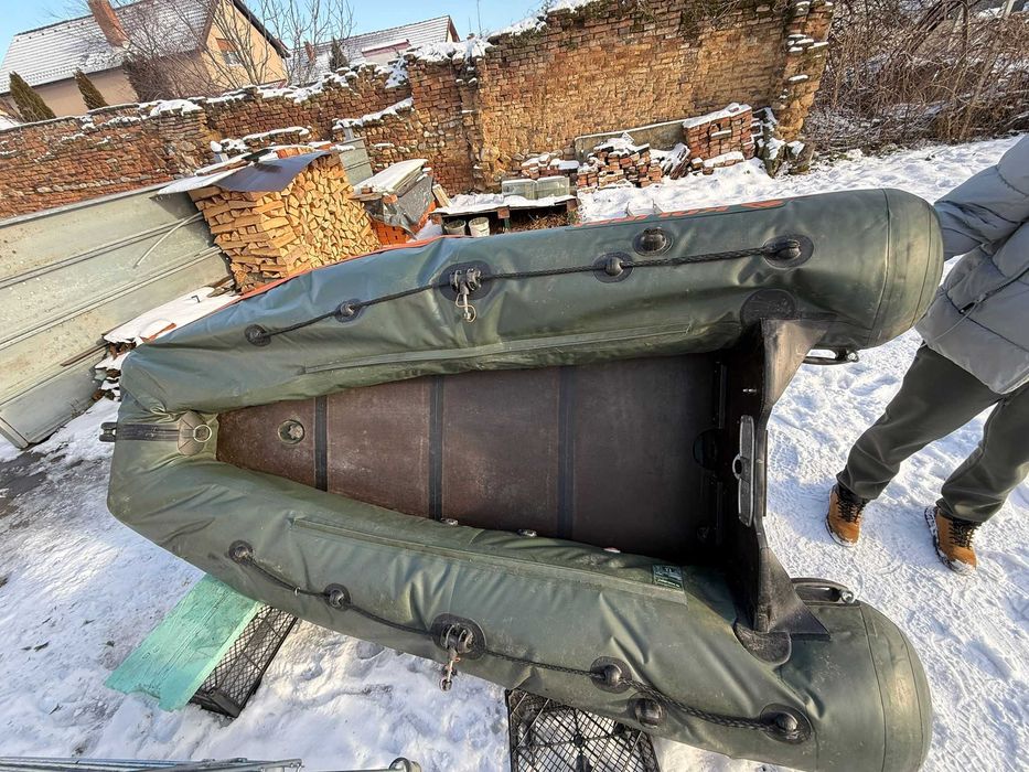 Barca de pescuit cu motor electric si vasle