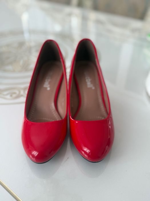 Туфли красного цвета