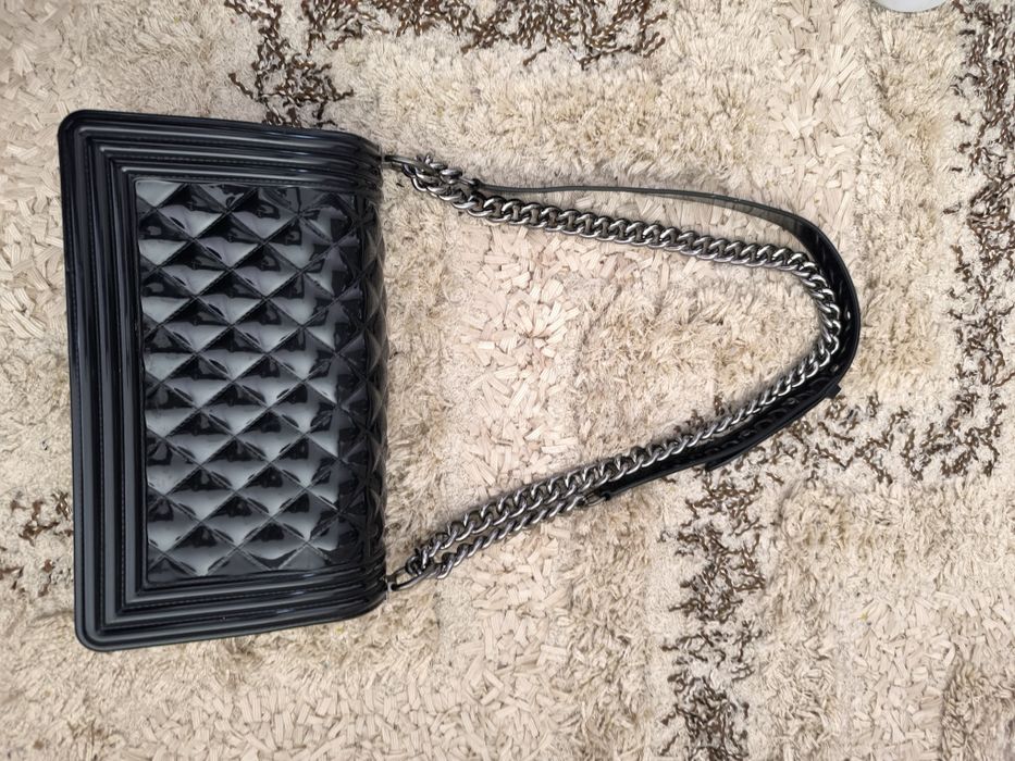 Черна гумирана чанта по модел на Chanel
