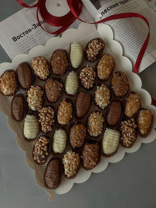 Финики/Клубника в шоколаде