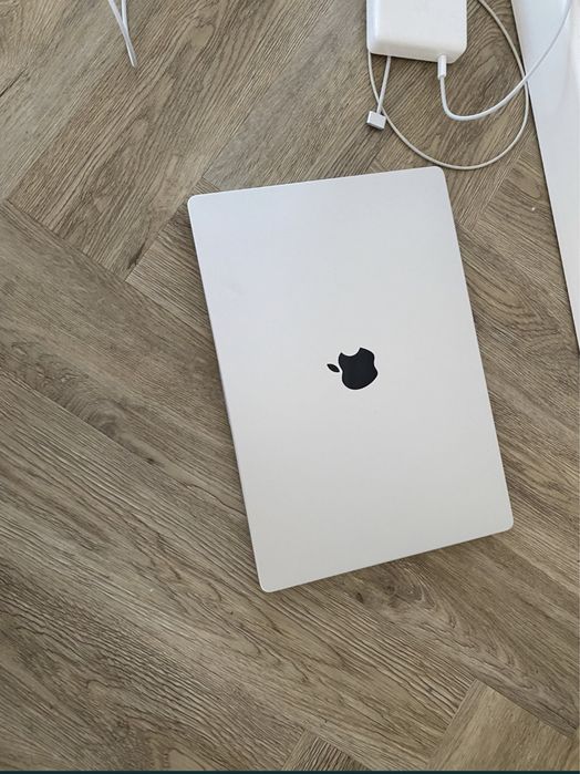 Macbook pro 2021 16’ cu cutia originala