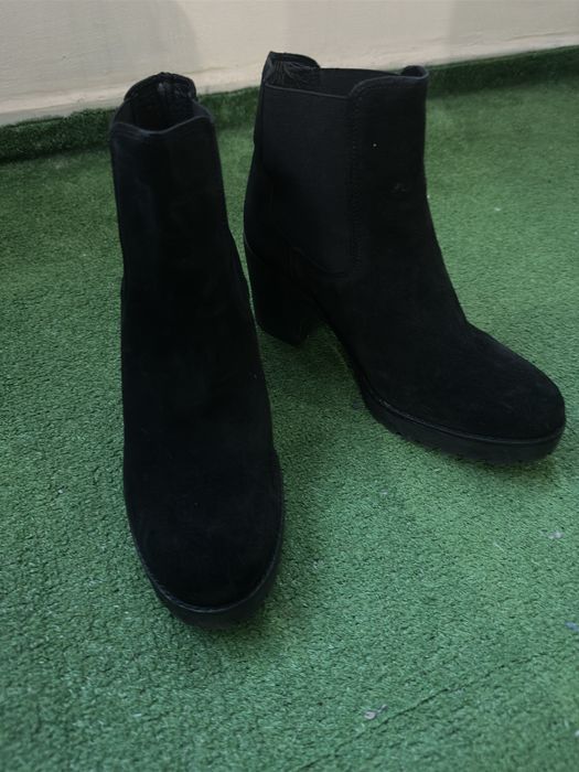 Дамски боти на дебел ток