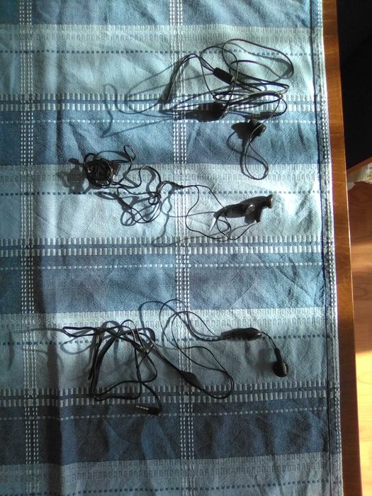 Продавам три чифта слушалки.