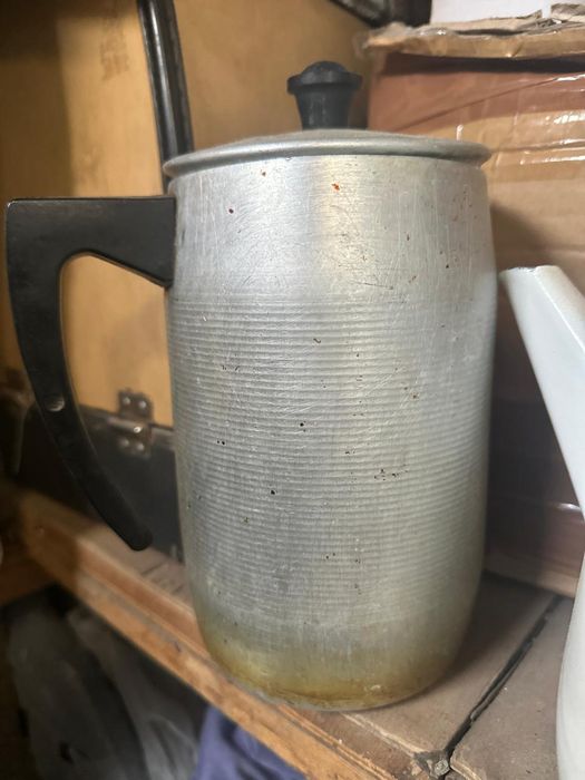 Посуда: термос, чайник, кесе