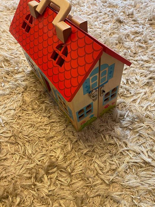 Casuta de lemn cu figurine