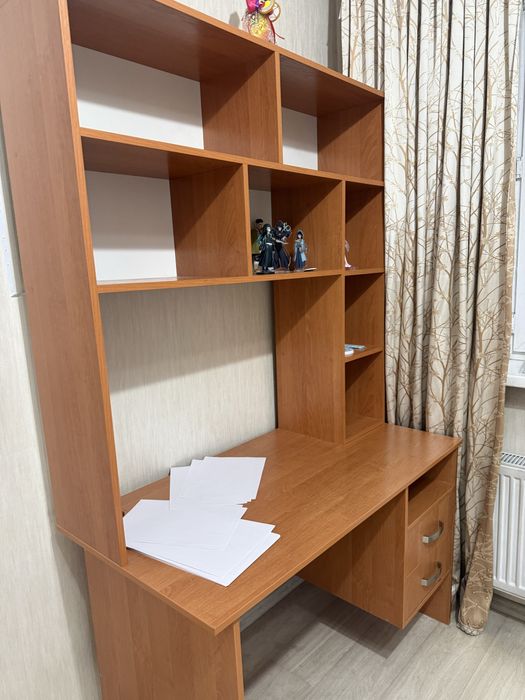 Стол письменный, коричневого цвета