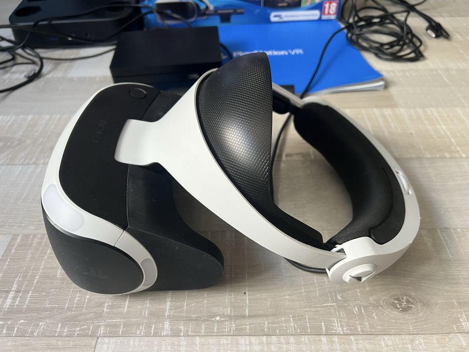 VR очила PS4 + 2 контролера + пушка + 3 игри