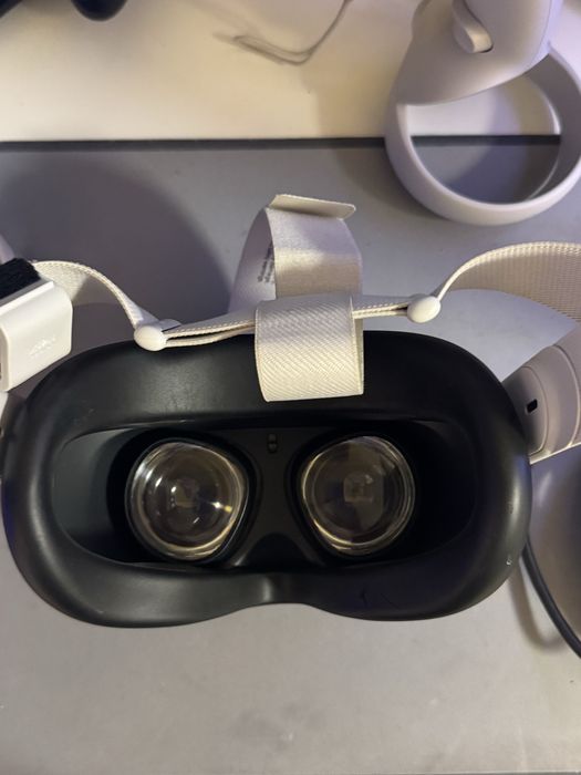 Meta Quest 2 + KIWI кабел КАТО НОВИ! СПЕШНО