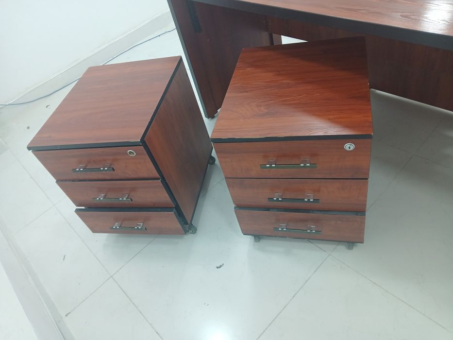 Офисный стол и тумбы