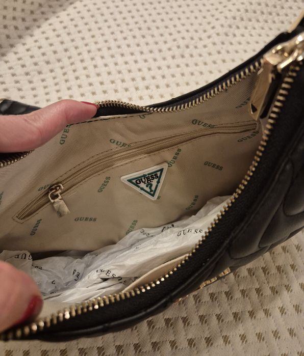 Чисто нова оригинална черна чанта за рамо Guess с метална верижка