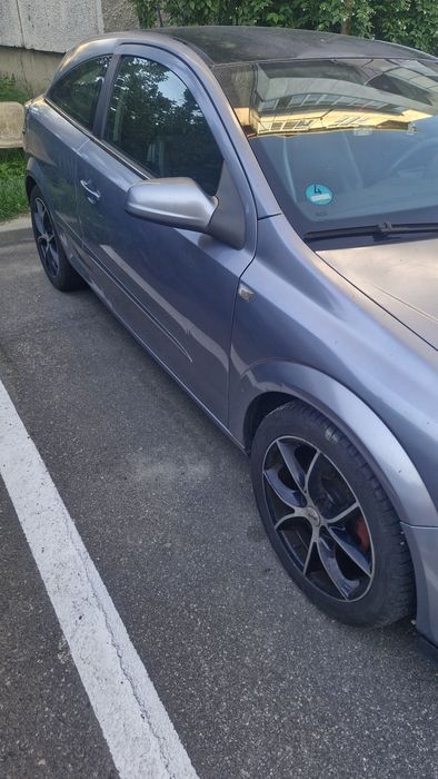 Vând Opel Astra GTC anul 2006 .Mașina funcționează doar că are certificatul reținut pentru că am mers cu ea fără I t p