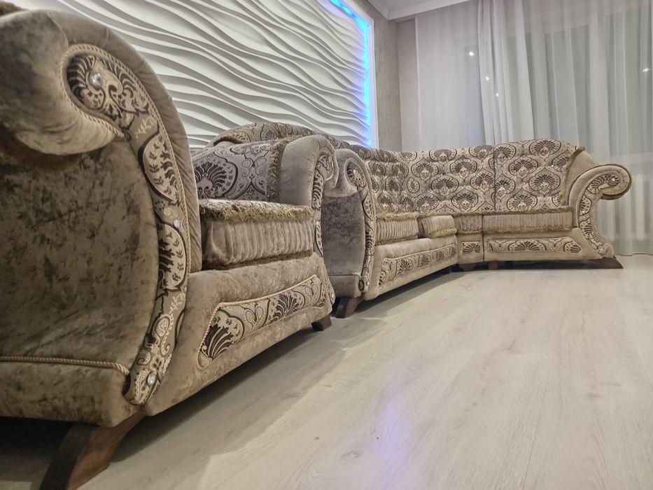 Срочно продам угловой диван.