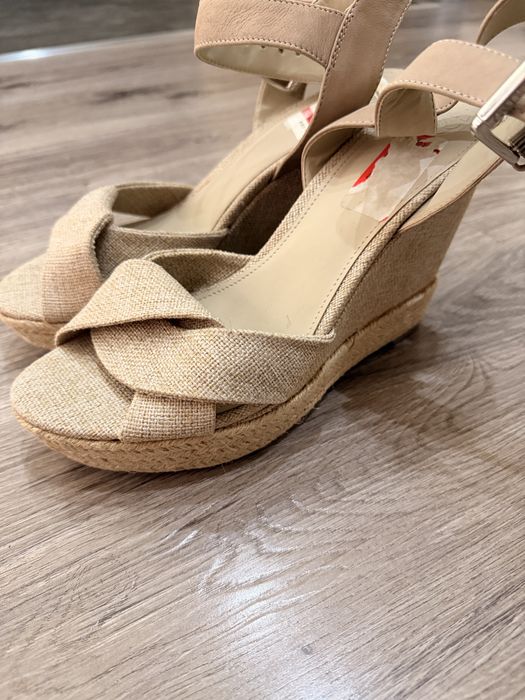 Оригинальные босоножки GUESS