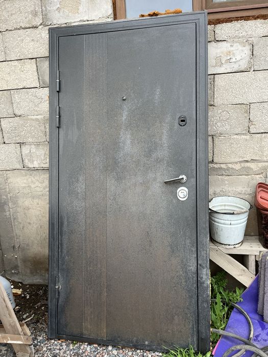 Продам входную дверь бу