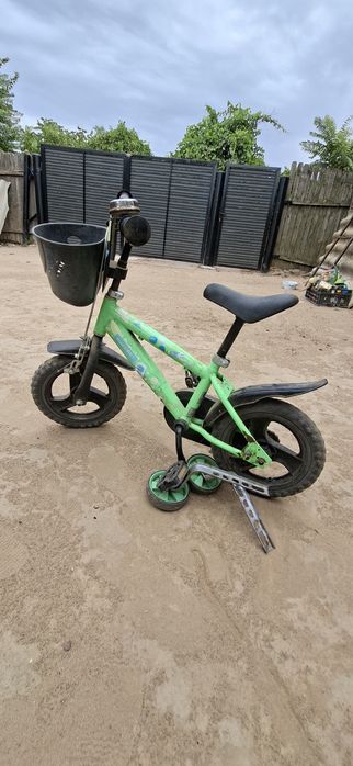 Vand 2 Biciclete 4-7 ani baiat si 8-10 ani fata
